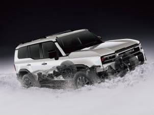 雪が阻む路面を走るLAND CRUISER”250”